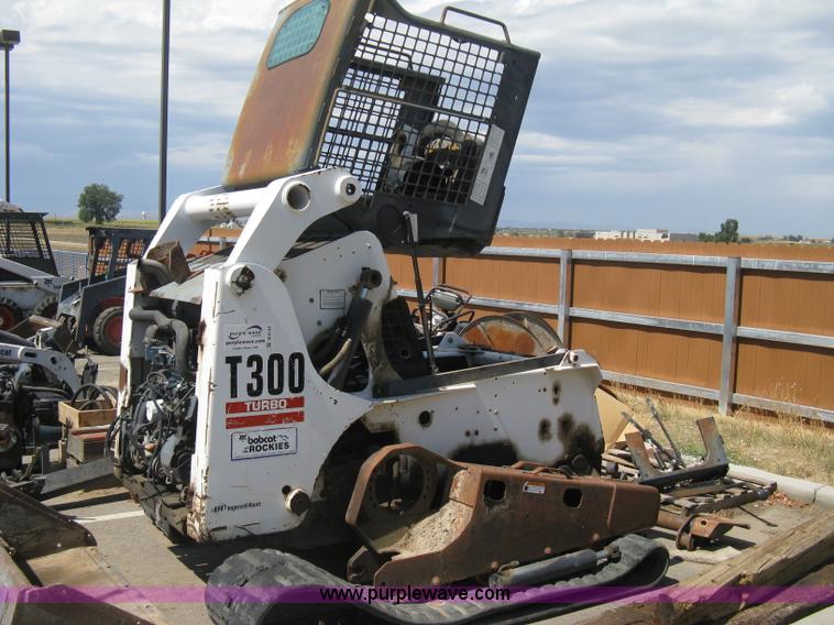 image for item B8122 2005 Bobcat T300 track skid steer