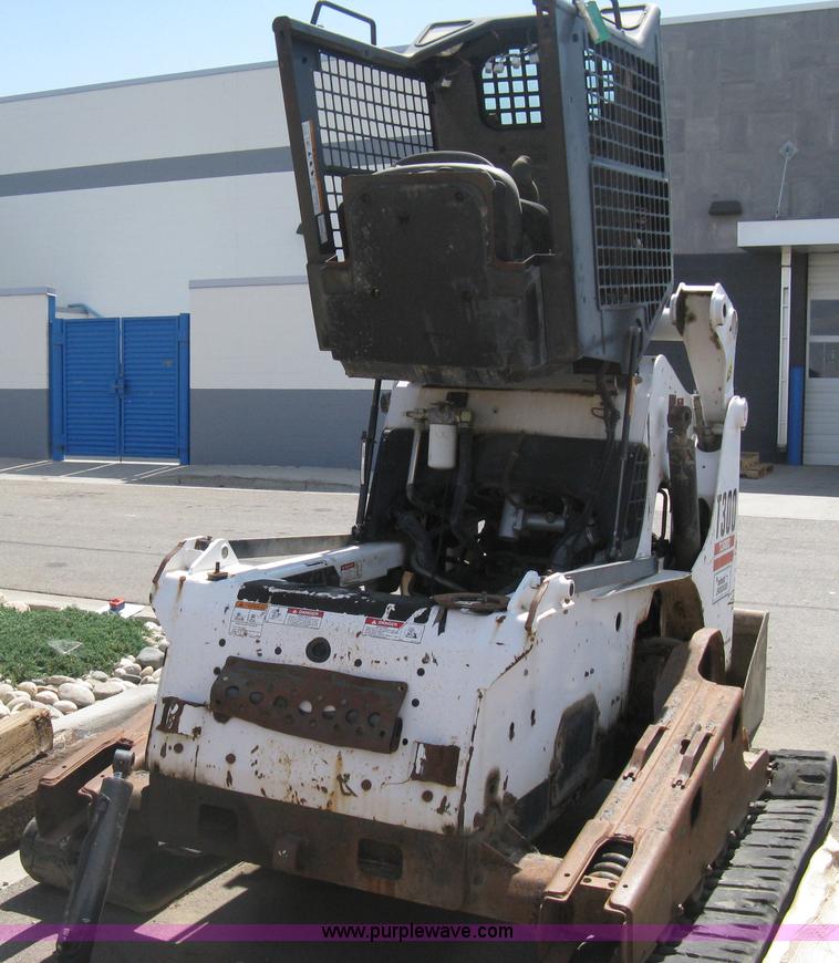 image for item B8122 2005 Bobcat T300 track skid steer