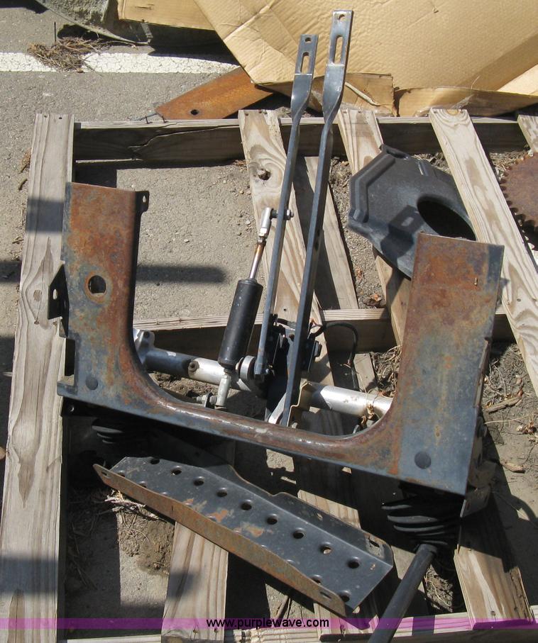 image for item B8122 2005 Bobcat T300 track skid steer