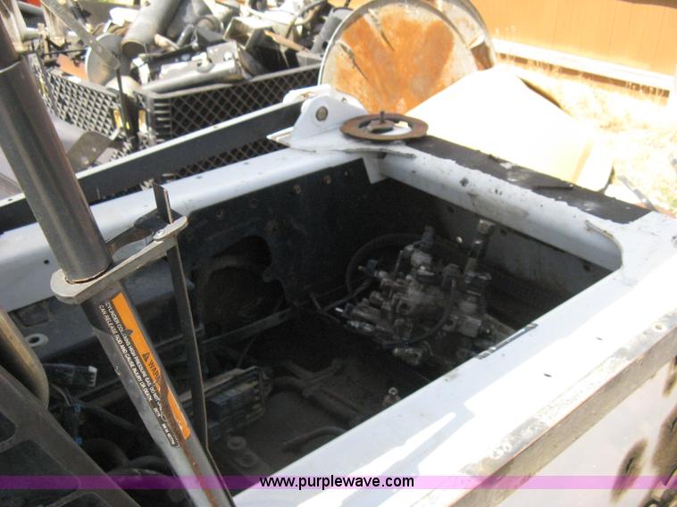 image for item B8122 2005 Bobcat T300 track skid steer