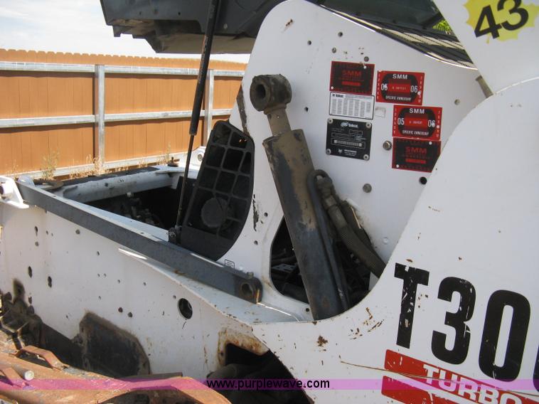 image for item B8122 2005 Bobcat T300 track skid steer