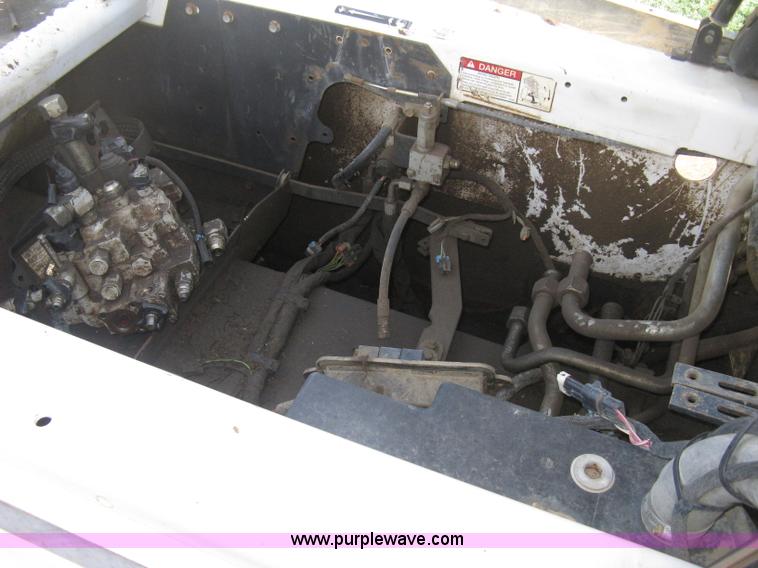 image for item B8122 2005 Bobcat T300 track skid steer