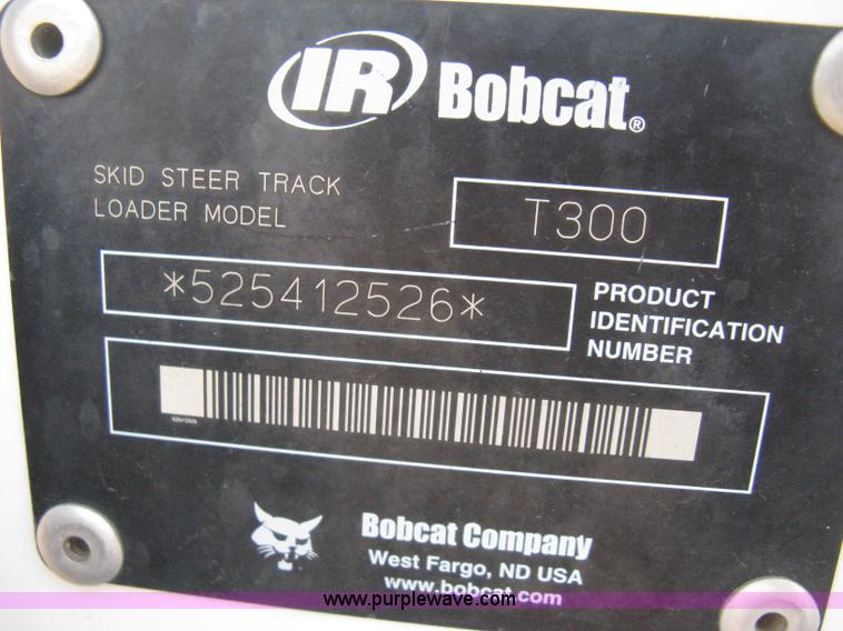 image for item B8122 2005 Bobcat T300 track skid steer