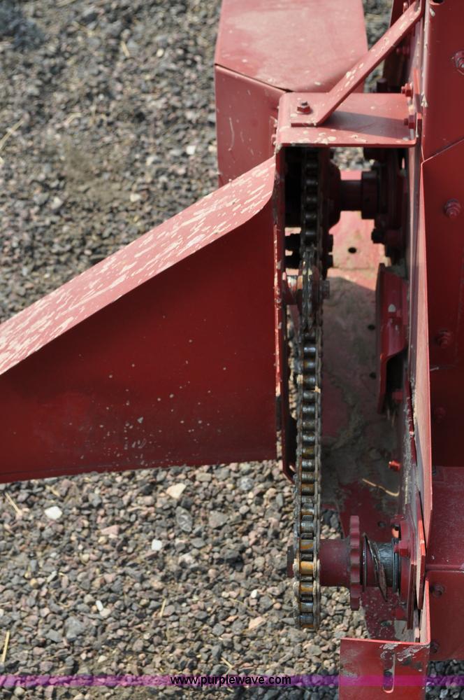 image for item A5992 1981 Case IH 810 pickup header
