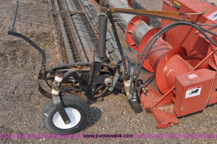 image for item A5993 1985 Case IH 810 pickup header