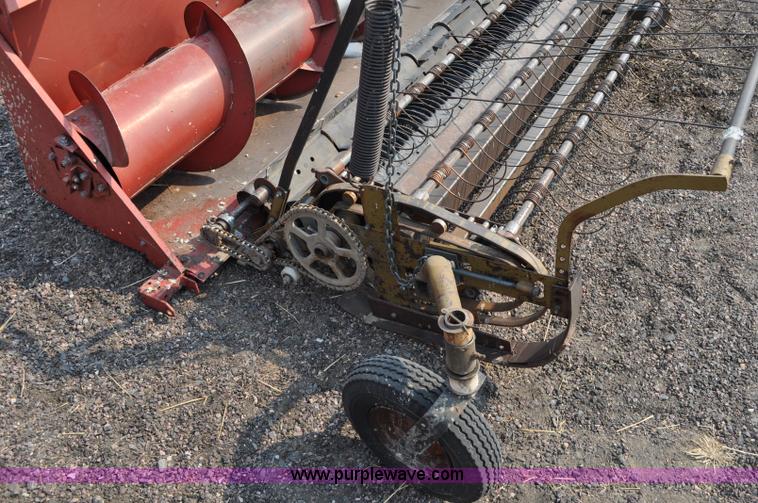 image for item A5993 1985 Case IH 810 pickup header