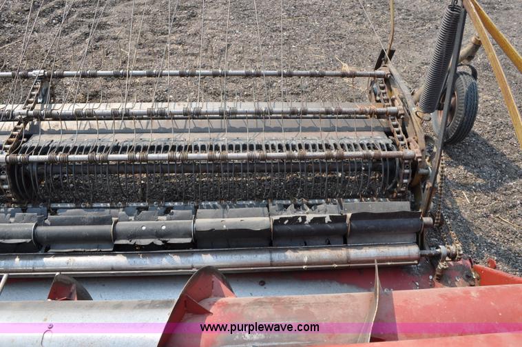image for item A5993 1985 Case IH 810 pickup header