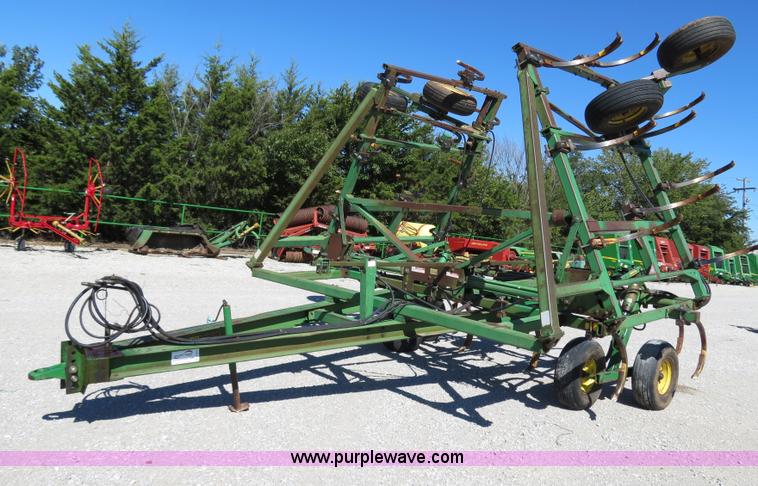 image for item B2477 1999 John Deere 610 32' chisel