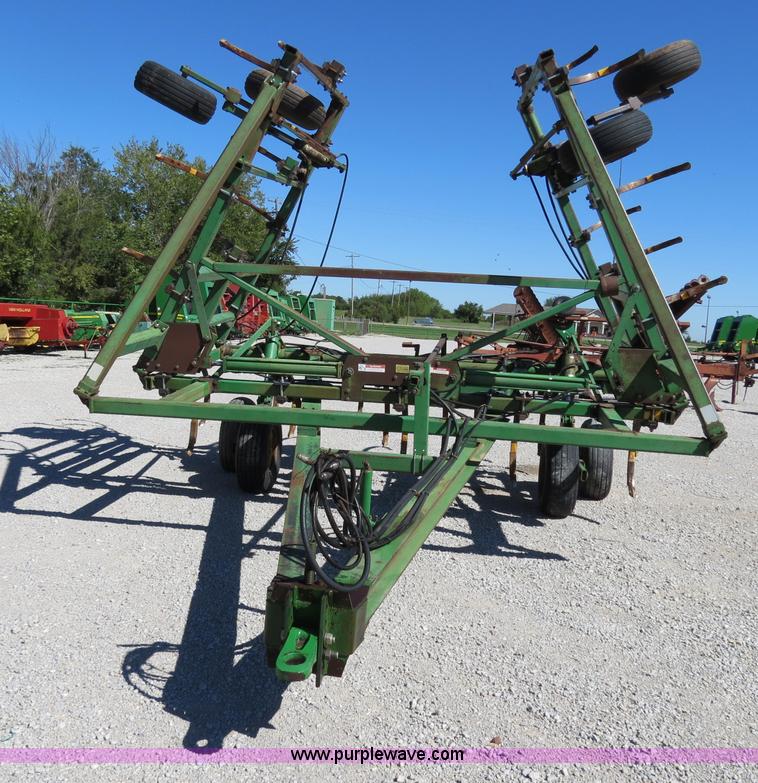 image for item B2477 1999 John Deere 610 32' chisel