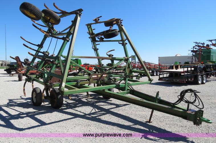 image for item B2477 1999 John Deere 610 32' chisel