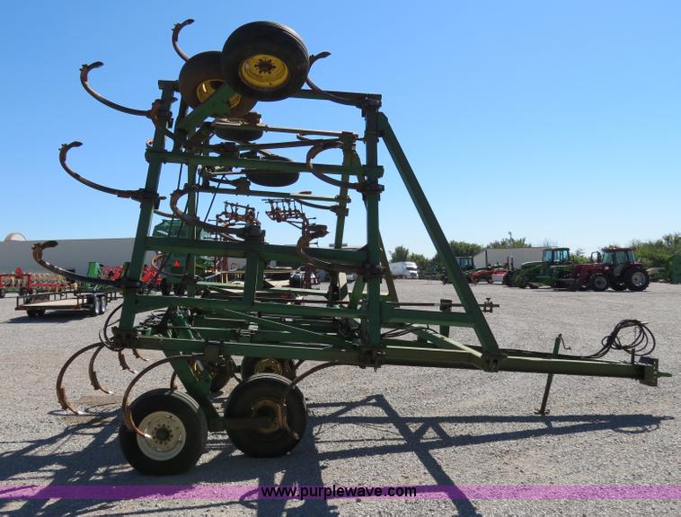 image for item B2477 1999 John Deere 610 32' chisel