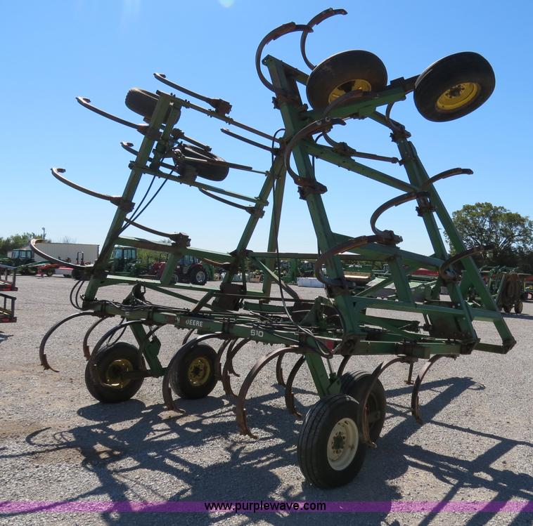 image for item B2477 1999 John Deere 610 32' chisel