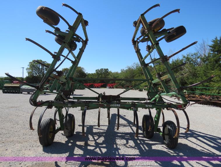 image for item B2477 1999 John Deere 610 32' chisel