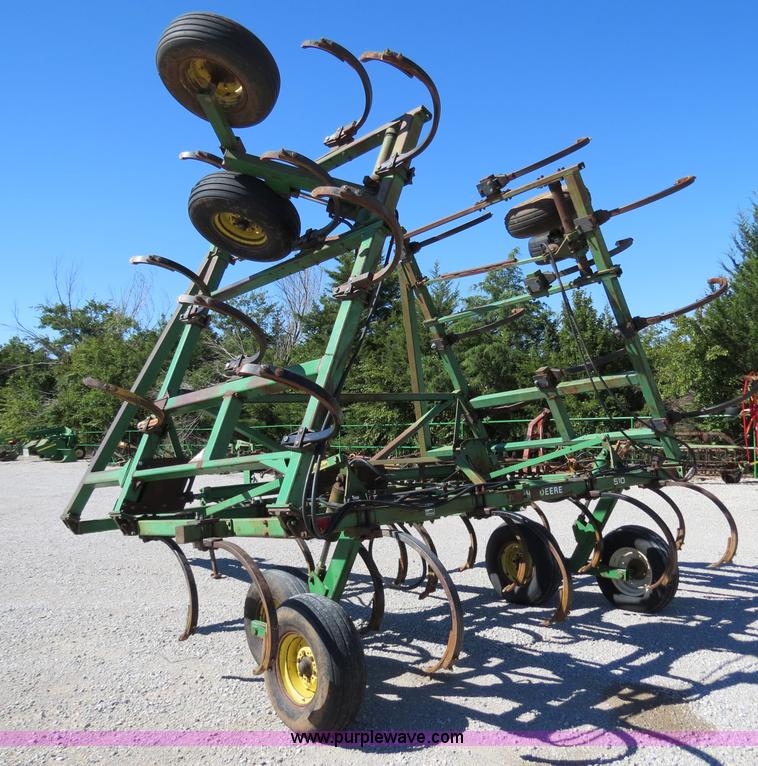 image for item B2477 1999 John Deere 610 32' chisel