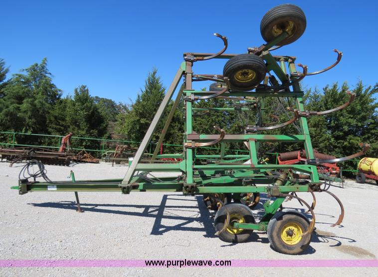 image for item B2477 1999 John Deere 610 32' chisel