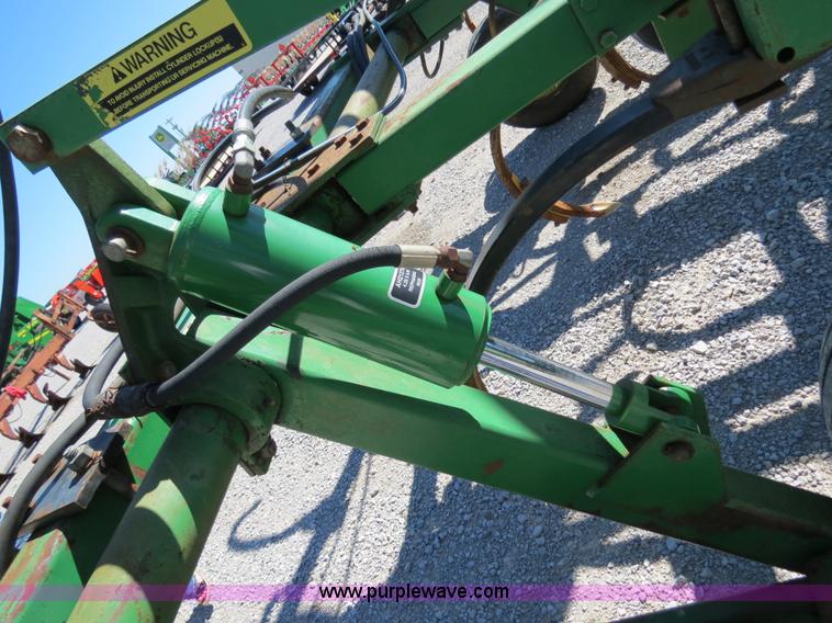 image for item B2477 1999 John Deere 610 32' chisel