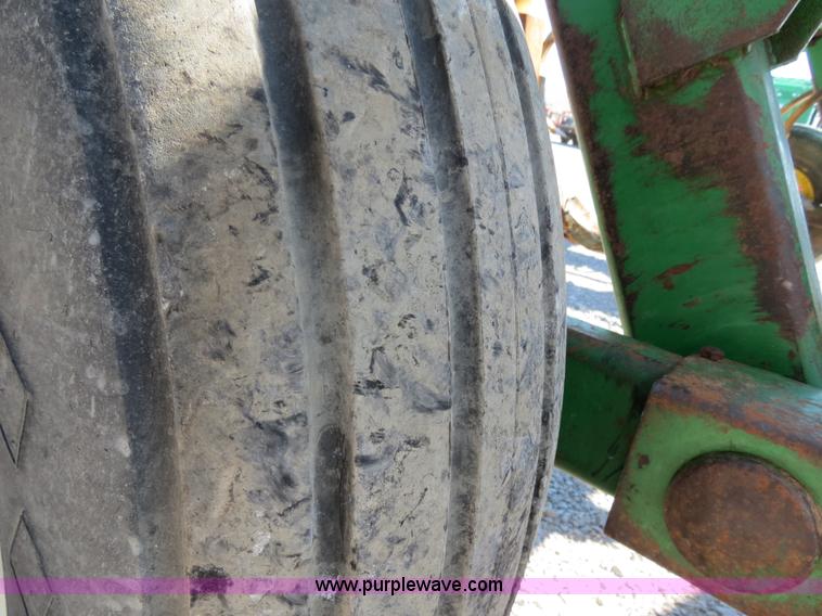 image for item B2477 1999 John Deere 610 32' chisel