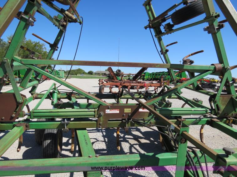 image for item B2477 1999 John Deere 610 32' chisel