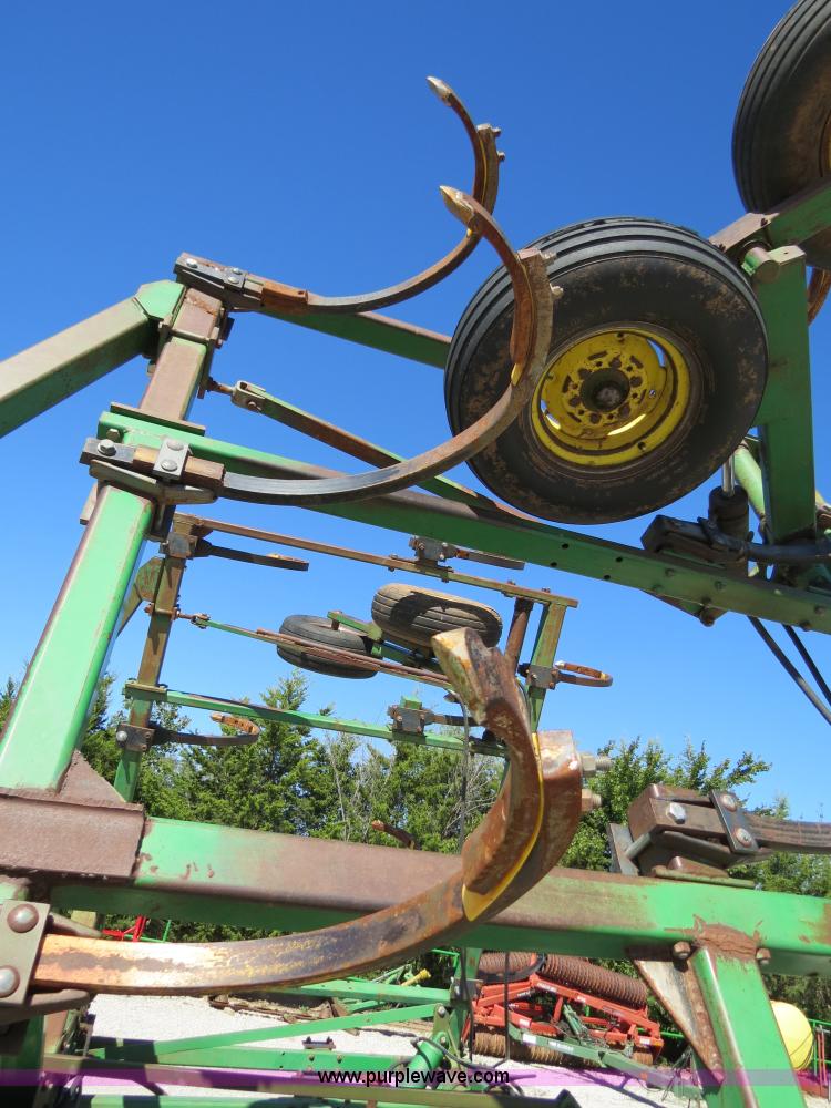 image for item B2477 1999 John Deere 610 32' chisel