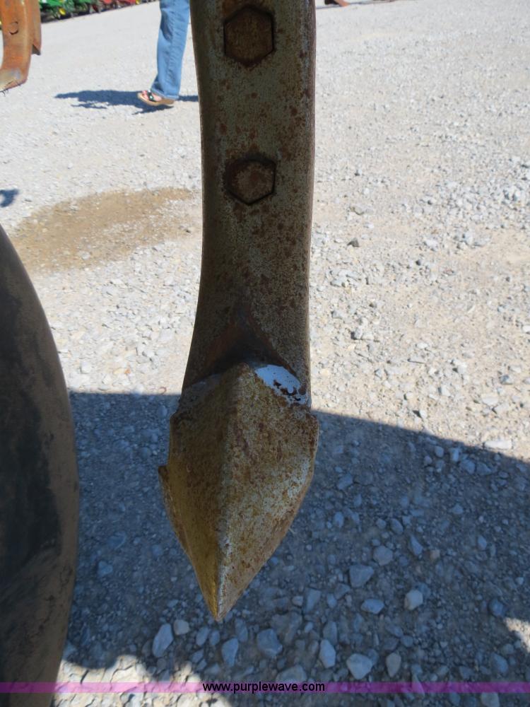 image for item B2477 1999 John Deere 610 32' chisel