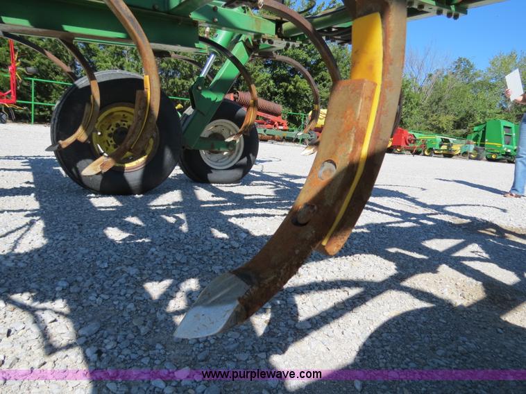 image for item B2477 1999 John Deere 610 32' chisel