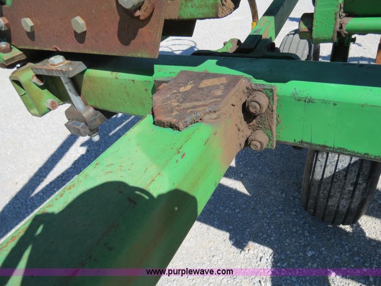 image for item B2477 1999 John Deere 610 32' chisel
