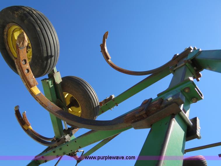 image for item B2477 1999 John Deere 610 32' chisel