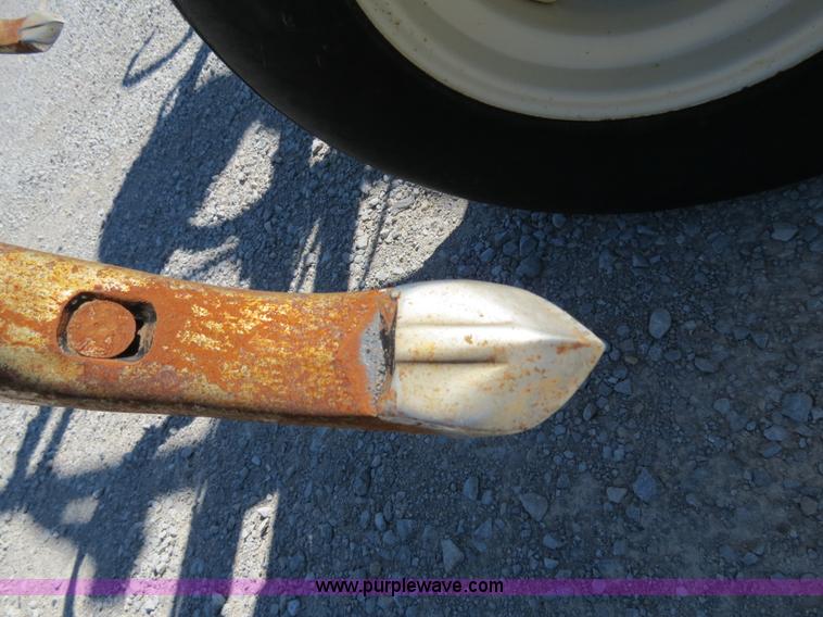 image for item B2477 1999 John Deere 610 32' chisel