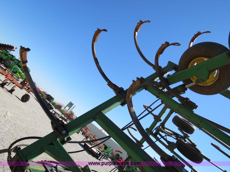 image for item B2477 1999 John Deere 610 32' chisel