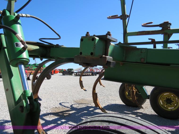 image for item B2477 1999 John Deere 610 32' chisel