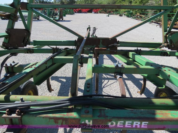 image for item B2477 1999 John Deere 610 32' chisel