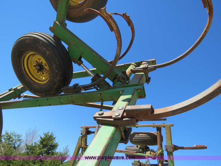 image for item B2477 1999 John Deere 610 32' chisel