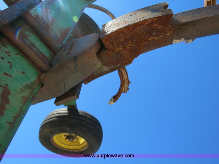 image for item B2477 1999 John Deere 610 32' chisel
