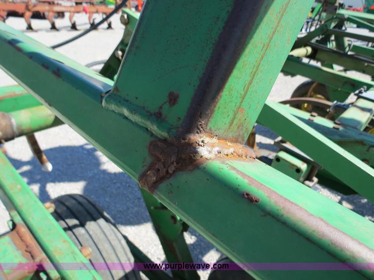 image for item B2477 1999 John Deere 610 32' chisel