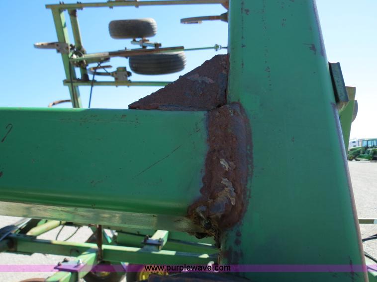 image for item B2477 1999 John Deere 610 32' chisel