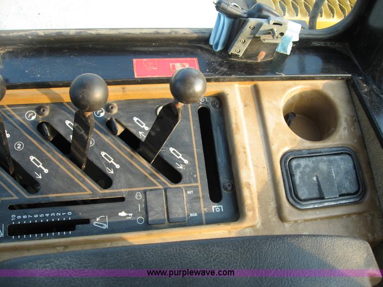 image for item B6392 1994 Caterpillar Challenger 75C tractor