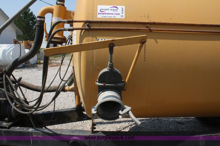 image for item B6887 1988 Betterbilt 3350 honey wagon