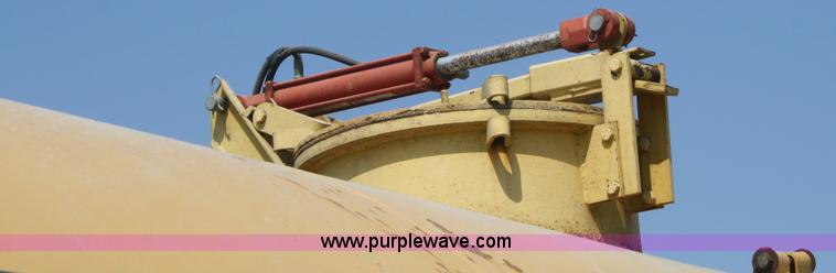 image for item B6887 1988 Betterbilt 3350 honey wagon