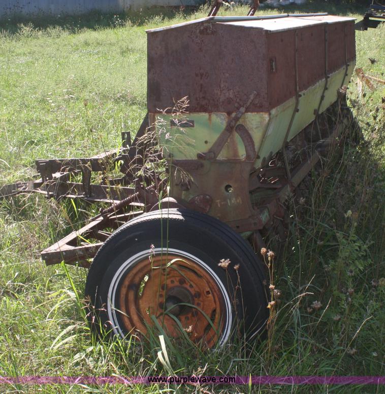 image for item B6901 John Deere FBA drill