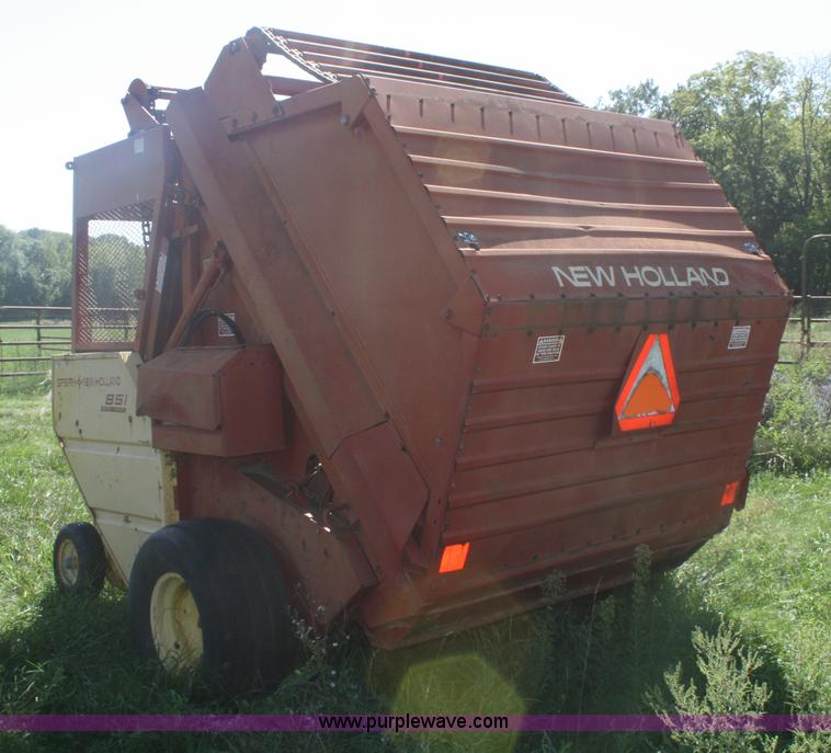 image for item B6917 1980 New Holland 851 round baler
