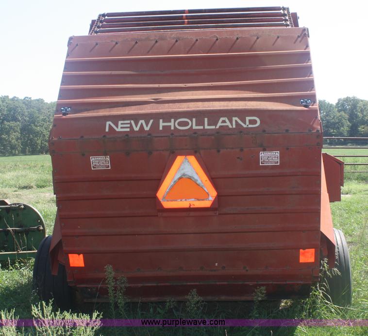 image for item B6917 1980 New Holland 851 round baler