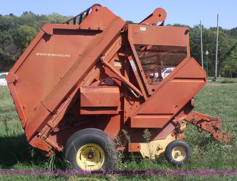 image for item B6917 1980 New Holland 851 round baler