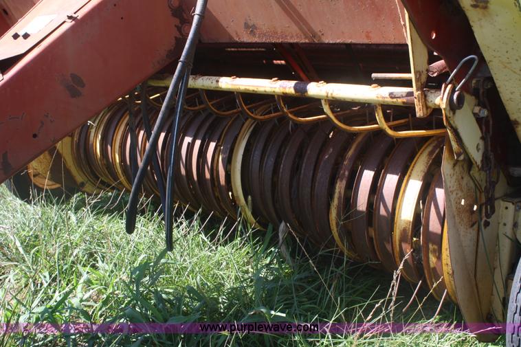 image for item B6917 1980 New Holland 851 round baler