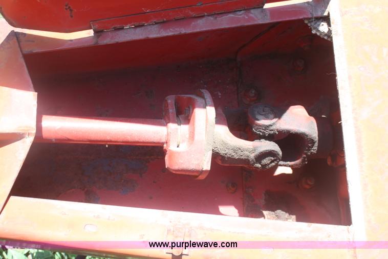 image for item B6917 1980 New Holland 851 round baler