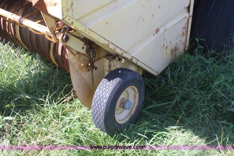 image for item B6917 1980 New Holland 851 round baler