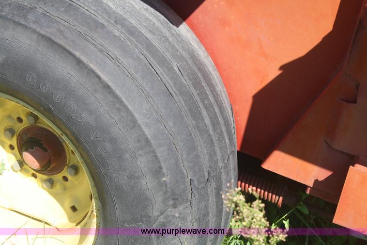 image for item B6917 1980 New Holland 851 round baler