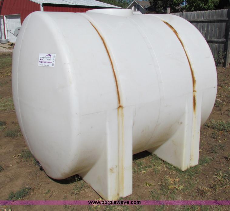 image for item B7457 950 gallon poly tank