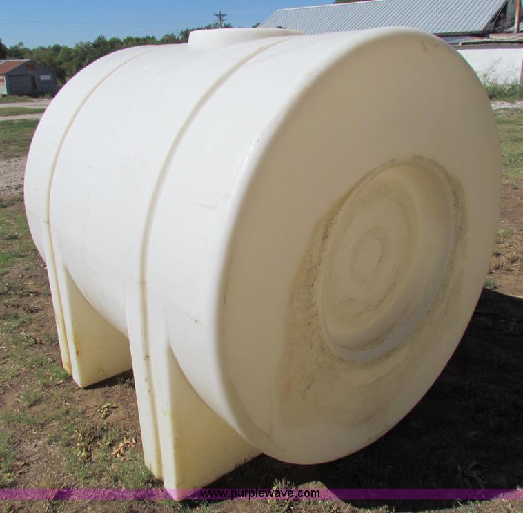 image for item B7457 950 gallon poly tank