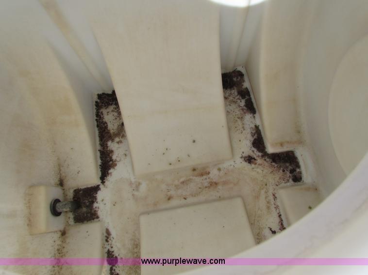 image for item B7457 950 gallon poly tank