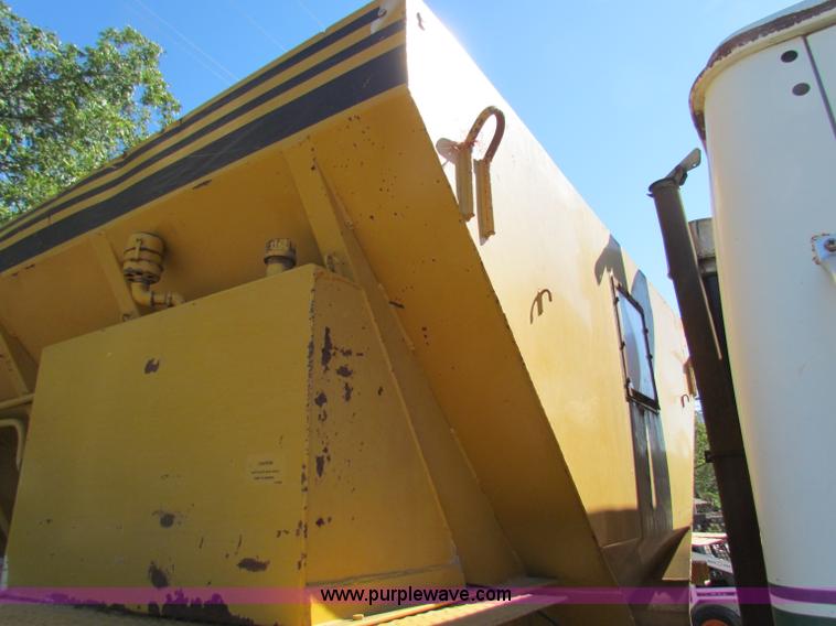 image for item B7460 1989 Loral International S1900 Easy-Rider 2000 dry floater